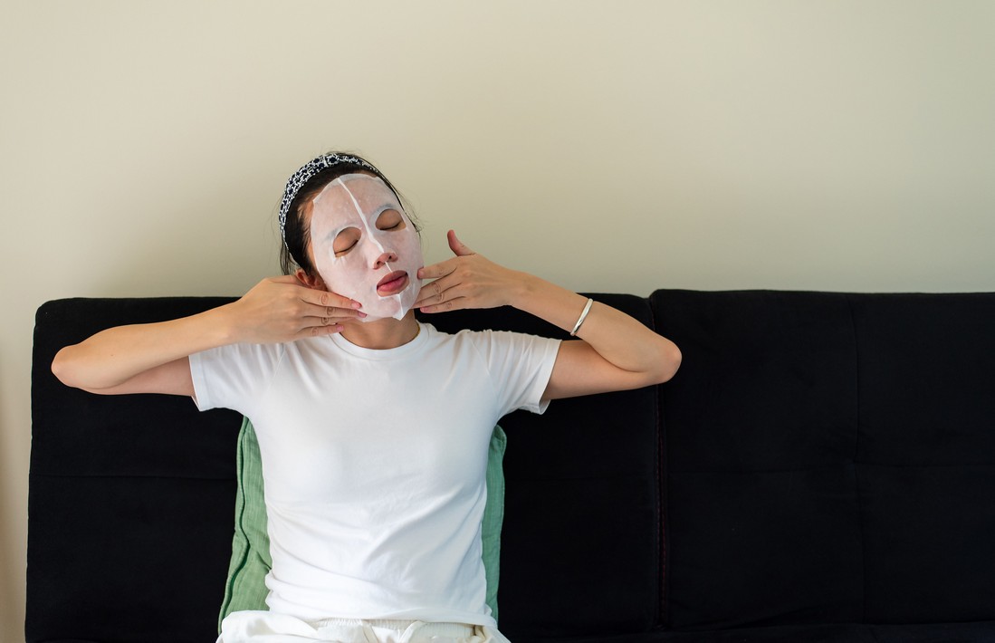 恢復美肌第6步 夜間降溫：面膜伺候 晚上沐浴後，睡前敷個補濕面膜絕對是享受！敷上紙面膜時冰冰涼涼的感覺有助鎮定曬後肌膚，避免膚溫過高引發肌膚問題而困擾。而膏狀面膜能吸收肌膚熱能，散熱效果也不錯好，兩款都推介！